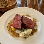 ディアログ - 牛さがり肉のステーキ　肉は脂が少な目の部位だが、柔らかくて美味しい。付け合わせのグリル野菜が絶品。