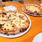 マンドリアーノ - スモークチーズ手前、マルゲリータ奥