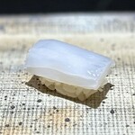 鮨 西崎 - ■泥障烏賊
      出た！私の中の最高イカ料理(^^)
      際立つ烏賊の甘みとシャリの塩味。そして優しく香る酢橘。渾然一体となれば口内を至福が支配します。