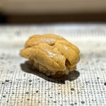 鮨 西崎 - ■愛媛県産の赤雲丹
      これも、目の覚めるようなとんでもない美味しさです！いつまでも香る。しばらく口に何も入れたくなくなる(^^)
      ほのかな苦味と甘さの相乗効果で、絶品。