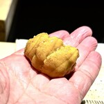 鮨 西崎 - ■紫雲丹
      すんごい香り(^^)
      雲丹ソースをいただいているかのようなシャリとの一体感、群を抜いています。