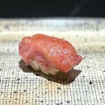 鮨 西崎 - ■中落ち
      同じ個体です。バランスがいい。
      脂乗りがよかったので、赤身寄りも混ぜているそう。
      さすがです。