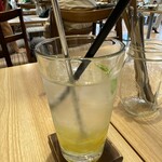サクラ テーブル - 柚子ソーダ