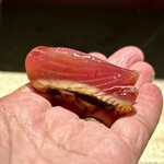 鮨 西崎 - ■鰹
      うん、ねっとり甘くて美味しい！
      燻した香ばしさが、シャリの隙間に広がりますねぇ。