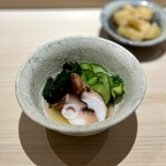 鮨 西崎 - ■蛸と胡瓜の酢の物
      とにかく蛸が柔らかい♪低温の火入れなのかな。
      爽やかで、夏を感じますねぇ。