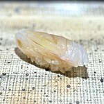 鮨 西崎 - ■鱸
      出始めだからか、ときどき出会うゴリッとした食感とは無縁の優しい弾力。そして、旨味はしっかり。