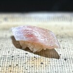 鮨 西崎 - ■軽く昆布〆した春子鯛
      もうね、ふうわりですよ。ふうわり♪
      真鯛の筋肉質な魅力とは対極にある、赤子と触れ合うような繊細さです。
      うっとりします。