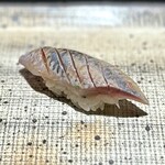 鮨 西崎 - ■鰯
      脂乗りが抑えられている分、香りが鮮烈！
      低めの温度にすることで、口に入れた後にそれがより際立つように感じます。