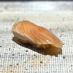 鮨 西崎 - ■本鱒の漬け
      こちらも、鱒らしい柔らかさに、より円やかなシャリがピタリと寄り添います。