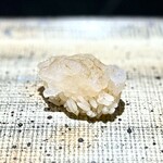 鮨 西崎 - ■白海老の昆布〆
      小肌で鮪の脂を切るからこそ感じられる、白海老のリッチな甘さと旨み。
      これも見事ですね。