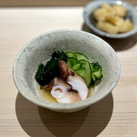 鮨 西崎 - ■蛸と胡瓜の酢の物
                    とにかく蛸が柔らかい♪低温の火入れなのかな。
                    爽やかで、夏を感じますねぇ。