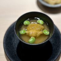 鮨 西崎 - ■枝豆と雲丹の養老蒸し
                      茶碗蒸しもお得意ですよね。
                      弾けるような枝豆と雲丹の甘さが、山葵で引き立ちます。