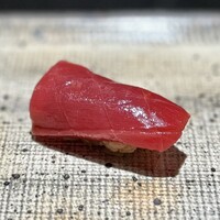 鮨 西崎 - ■境港の本鮪　赤身（テンパネ）
                    これはいい鮪です。小ぶりの魚体が多いという境港で160kgオーバー。
                    何が素晴らしいって、巻き網なのに身がまったく焼けていない！
                    もう初夏ですが、爽やかさより旨さです♪