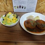 Caprice - ハンバーグダブル(1400円), セットサラダ(100円)