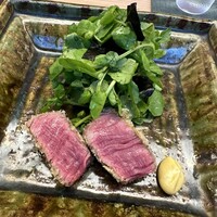 かんだ - 一貫牛のヒレカツ。ごく薄の衣、レア。柔らかいことこの上ない。ご一緒は鴨を選択。