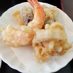 げんちゃんハウス - 天ぷらはなす、えび、新玉ねぎかと思いきや(それも好き♡)なんとイカ天でしたΣ(･ω･ﾉ)ﾉ…さすが奥松島✨