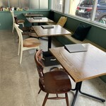 こぶた食堂 - ハイ爺家は、2人掛けのテーブル屋根(^o^)