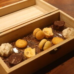 IZA - ミニャルディーズ