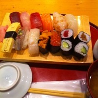 鮨政 西口店 - 大宮駅西口の鮨政で昼食。ランチメニューのにぎりを食した。