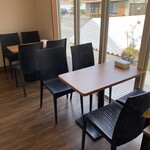 おいしいソフトクリームと焼き菓子のおみせ FLORA RALOF - 店内のイートインスペース(・∀・)