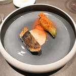 CIRPAS - 長崎対馬のいさき、花ズッキーニの中にイカとタケノコを刻んだものを入れて揚げ、自家製のトマトを発酵させたペースト、黒オリーブと生クリームのソース