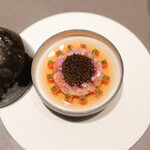 CIRPAS - 焼きナスのブランマンジェ、上に鳥のコンソメのジュレ、新鮮な味をボルドーのソーテルヌワインとローストアーモンドであえて、オシェトラキャビア、パプリカ