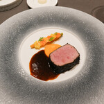CIRPAS - 羊、フランスブルターニュのこうし、表面に椎茸をパウダーにしたものとノリでマリネ こうしのだしに有明海の海苔と赤ワインのソース付け合せに人参