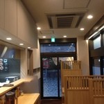 はぐれ雲 - 明るい色で統一されたおしゃれな店内。