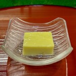 どぜう・四季料理 やぶや - とうもろこし豆腐
      一品目から感動！
      とうもろこしの自然な甘み、ねっとりと濃厚食感です。