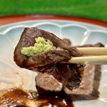 どぜう・四季料理 やぶや - そう、こってりした赤味噌&赤ワインソースとわさびってとっても合うんです！鼻に抜ける香気が鮮烈です。