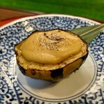 どぜう・四季料理 やぶや - 加茂なす田楽
      白味噌を鍋で火に掛けながら練ることなんと1時間だそうです！濃厚な味噌が今が旬の賀茂茄子の瑞々しさとよく合います♪