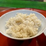 どぜう・四季料理 やぶや - 新しょうが御飯
      これがまたもう〜♪新生姜の爽やかさと出汁の旨みを纏ってふっくらと炊き上がったコシヒカリ。おかわり必至です(*´꒳`*)