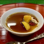 どぜう・四季料理 やぶや - 豆花（甘味）
      女将さんの作品、台湾の豆乳プリン、豆花です。
      上品な黒蜜、大人味のきな粉、中華スイーツであることを主張する枸杞子、そして爽やかなペリカンマンゴー。
      調和の取れた美味しいデザートでした♡