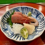 どぜう・四季料理 やぶや - マグロ刺身、ホタテ昆布〆、甘海老、赤イカ
      豪華な本鮪、旨味の塊の帆立、チュルンと甘い甘海老、そして大将の包丁が冴える赤イカ。