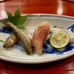 どぜう・四季料理 やぶや - 稚鮎焼きびたし、みょうが寿司、小鯛笹漬け
      3品ともものすごく丁寧な仕事なのは、この場にいた客全員に伝わっています(^^)