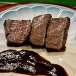 どぜう・四季料理 やぶや - 牛ステーキ
      カクキューの八丁味噌と赤ワインのソース。
      名古屋の人にも食べさせたい(^^)