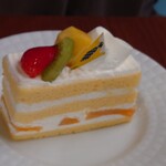 菓子工房 ルーヴ 空港通り店 - 季節のフルーツショート￥480