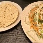 インドネパール料理 ラリグラス - ↑パパドとサラダ　取り皿にサラダをうつしてから、パパドを上に割って食べました！