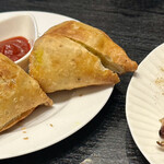 インドネパール料理 ラリグラス - ↑サモサ　揚げ餃子みたいなものと表現してもいいんですがそれに部類できない旨さ✨　