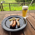 尾瀬小屋 - 3種のソーセージ、ビール