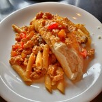 ガニュ・パン - 鴨ミンチ、パプリカ、人参などを使用したミートソース♪