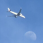 焼きもの家 慶 - auショップを出て見上げた青空に浮かぶ白い月をかすめて成田行きの飛行機が通り過ぎた^_^