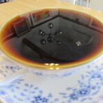 壱弐参 CAFE - コーヒーの表面に写っているのは、天井のライトです。