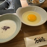 焼肉 しゃぶしゃぶ 石田屋。 北野坂店 - 卵ととろろに付けて食べるそうです