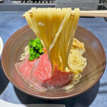 うずとかみなり - 平打ちの太麺はツルツルとした麺肌