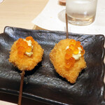 お出汁で食べる串かつと釜めしの専門店 ぎん庵 難波 - サーモン(いくら乗せ)豆富(花かつお乗せ)