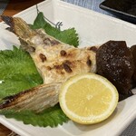 よろこんで - 焼き魚　恐らくブリ、付け合わせ椎茸甘煮