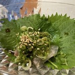 よろこんで - 付き出し。白身のポン酢、魚種不明