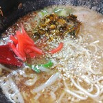 元気の源 - 醤油豚骨ラーメン　高菜　紅しょうが　ごま投入