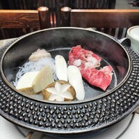 肉の山本 - すき焼きは全て女性が焼いてくれる